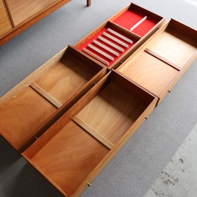 木製のヴィンテージサイドボード、左側は開き戸、右側は引出し4段、25079