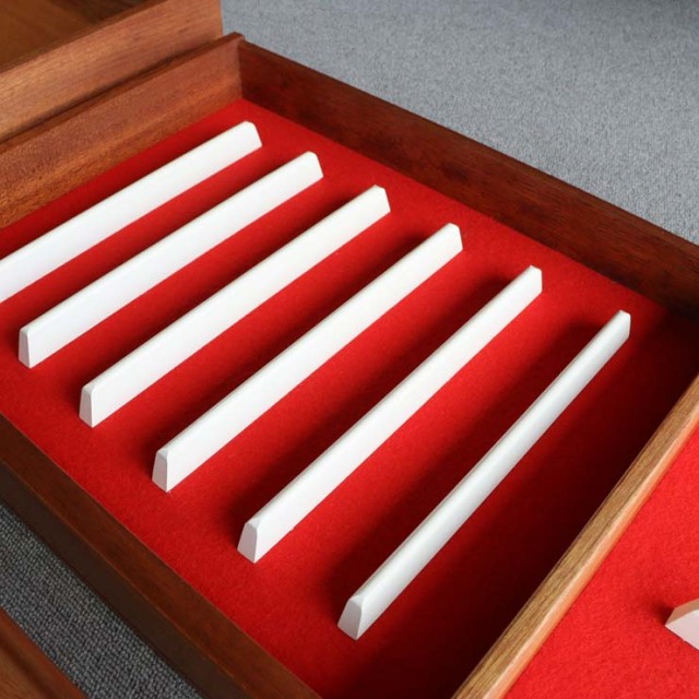 木製のヴィンテージサイドボード、左側は開き戸、右側は引出し4段、25079