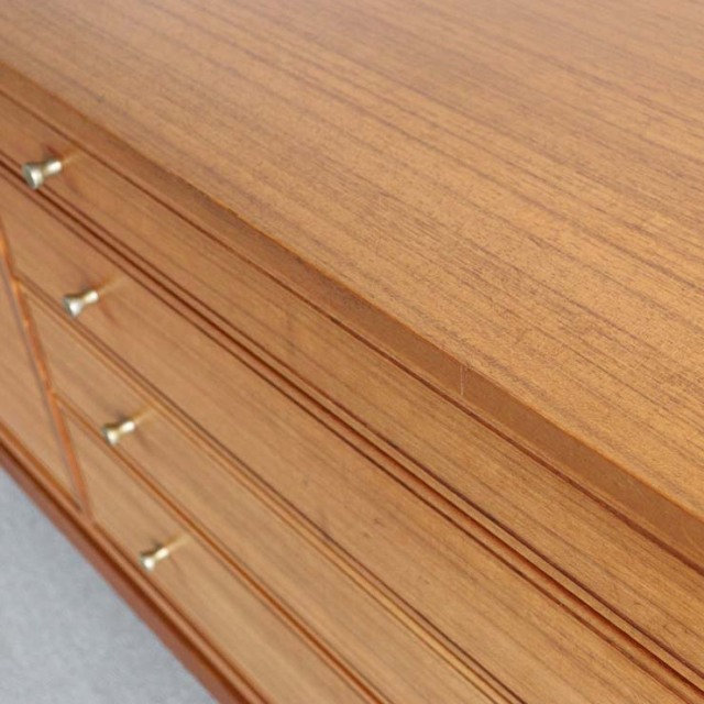 木製のヴィンテージサイドボード、左側は開き戸、右側は引出し4段、25079