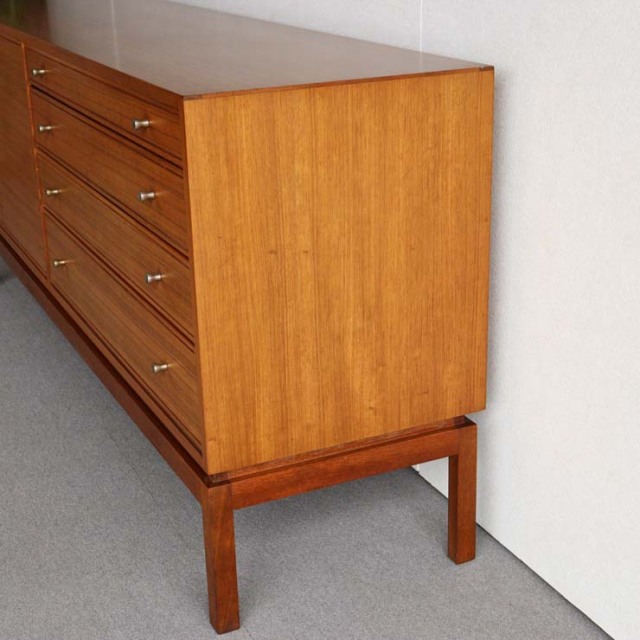 木製のヴィンテージサイドボード、左側は開き戸、右側は引出し4段、25079