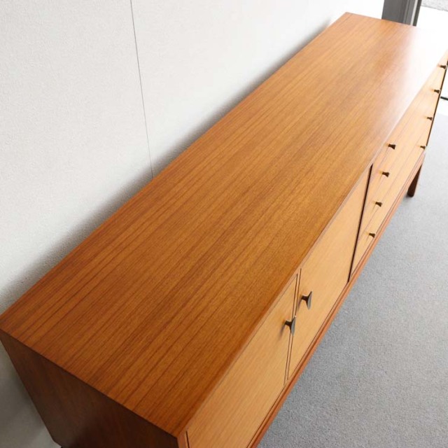 木製のヴィンテージサイドボード、左側は開き戸、右側は引出し4段、25079