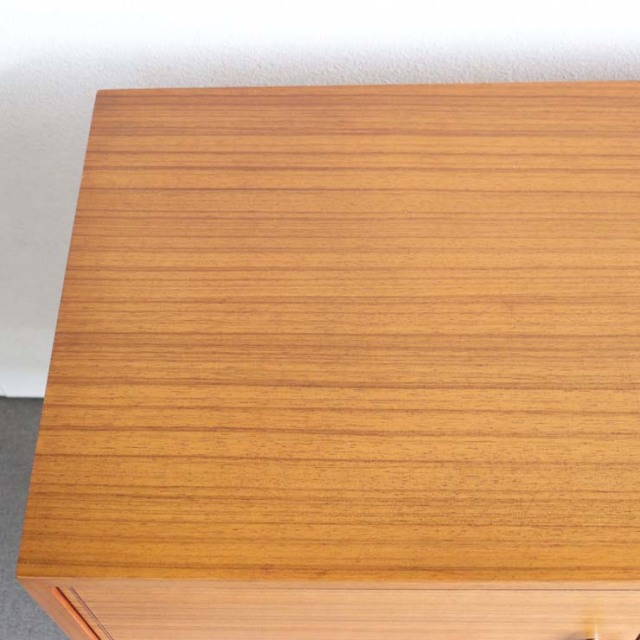 木製のヴィンテージサイドボード、左側は開き戸、右側は引出し4段、25079