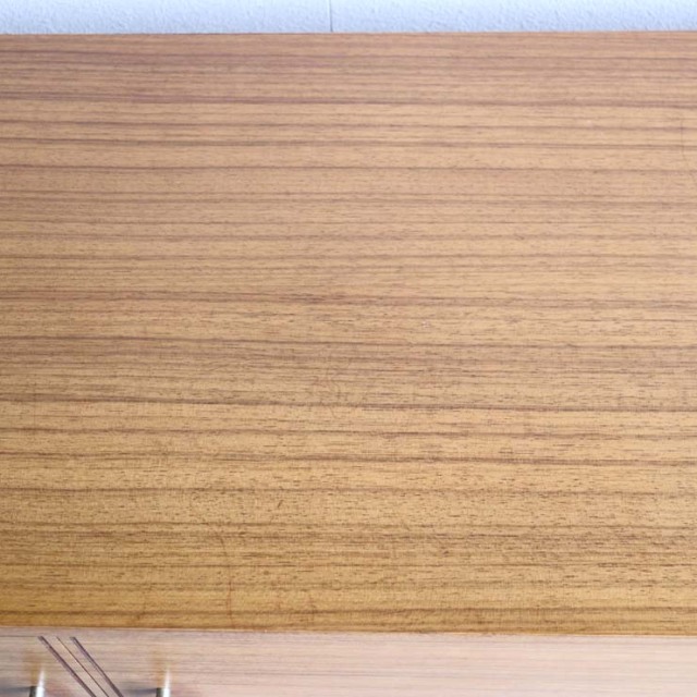 木製のヴィンテージサイドボード、左側は開き戸、右側は引出し4段、25079