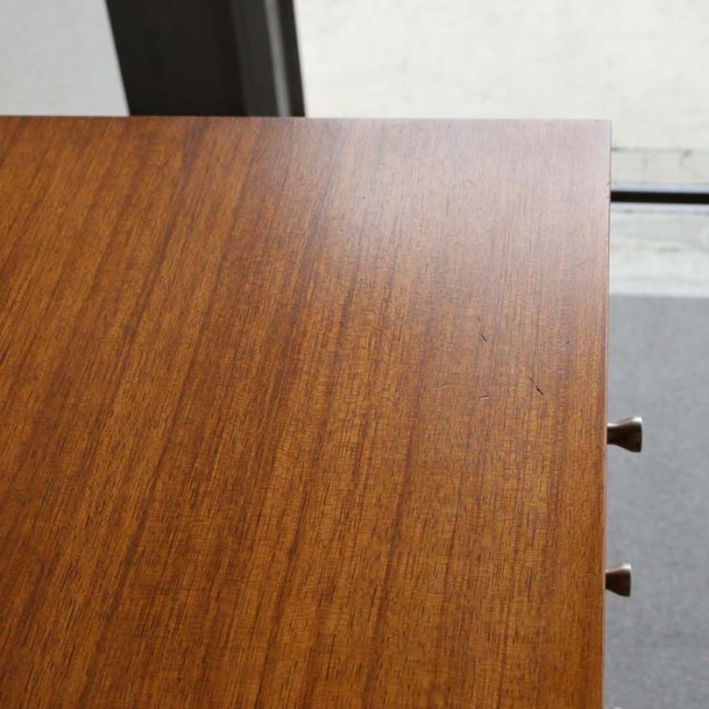 木製のヴィンテージサイドボード、左側は開き戸、右側は引出し4段、25079