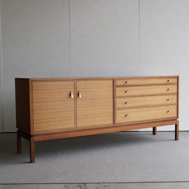 木製のヴィンテージサイドボード、左側は開き戸、右側は引出し4段、25079