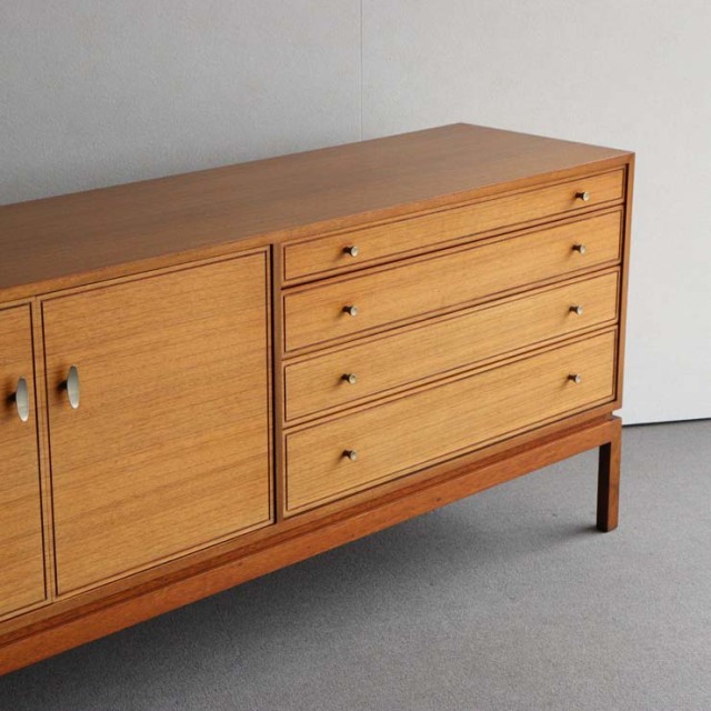 木製のヴィンテージサイドボード、左側は開き戸、右側は引出し4段、25079