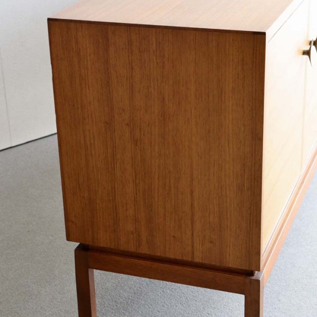 木製のヴィンテージサイドボード、左側は開き戸、右側は引出し4段、25079