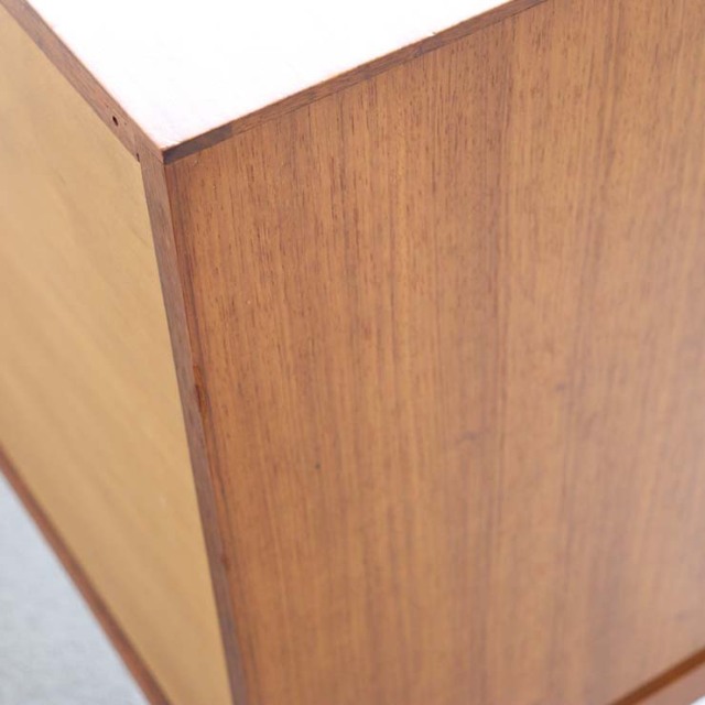 木製のヴィンテージサイドボード、左側は開き戸、右側は引出し4段、25079