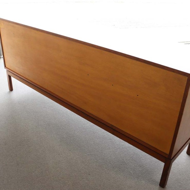 木製のヴィンテージサイドボード、左側は開き戸、右側は引出し4段、25079