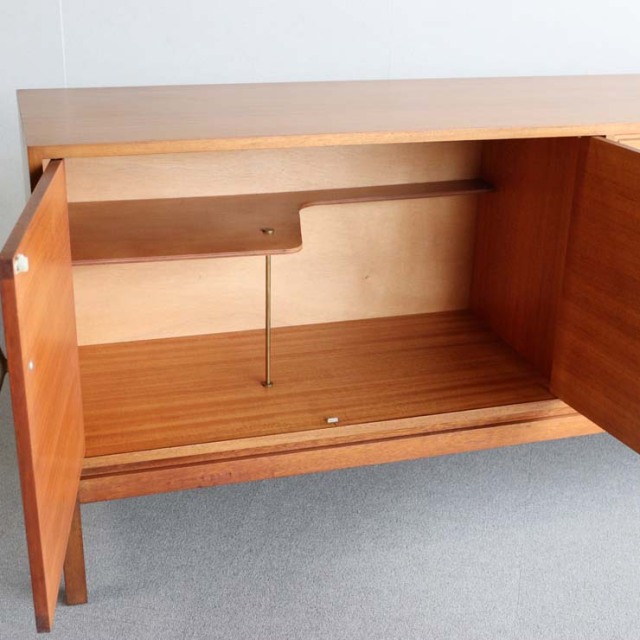 木製のヴィンテージサイドボード、左側は開き戸、右側は引出し4段、25079