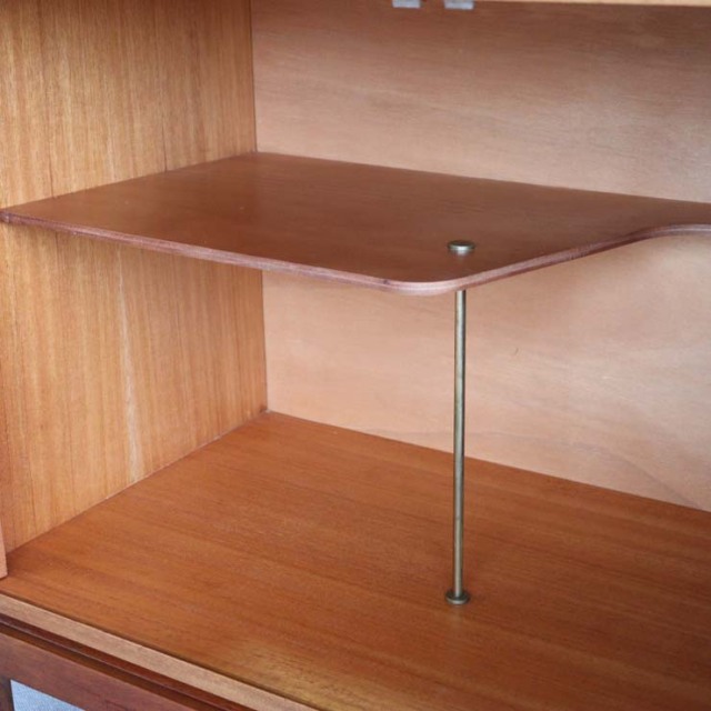 木製のヴィンテージサイドボード、左側は開き戸、右側は引出し4段、25079