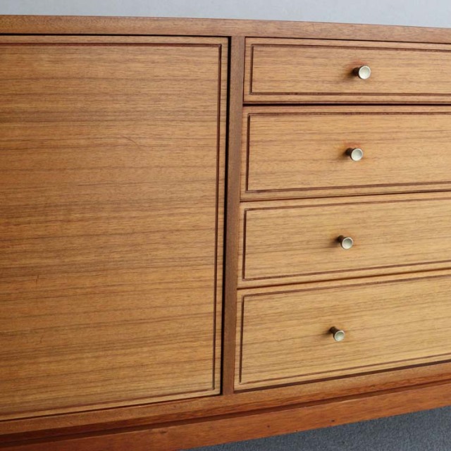 木製のヴィンテージサイドボード、左側は開き戸、右側は引出し4段、25079