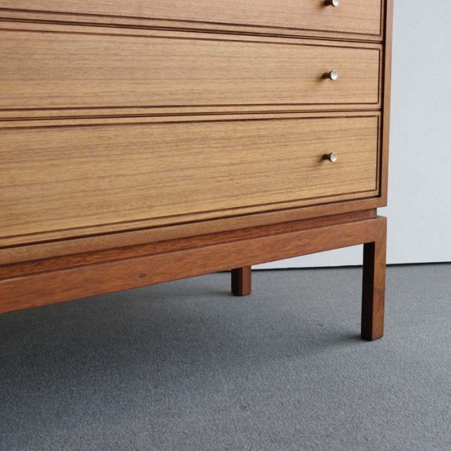 木製のヴィンテージサイドボード、左側は開き戸、右側は引出し4段、25079