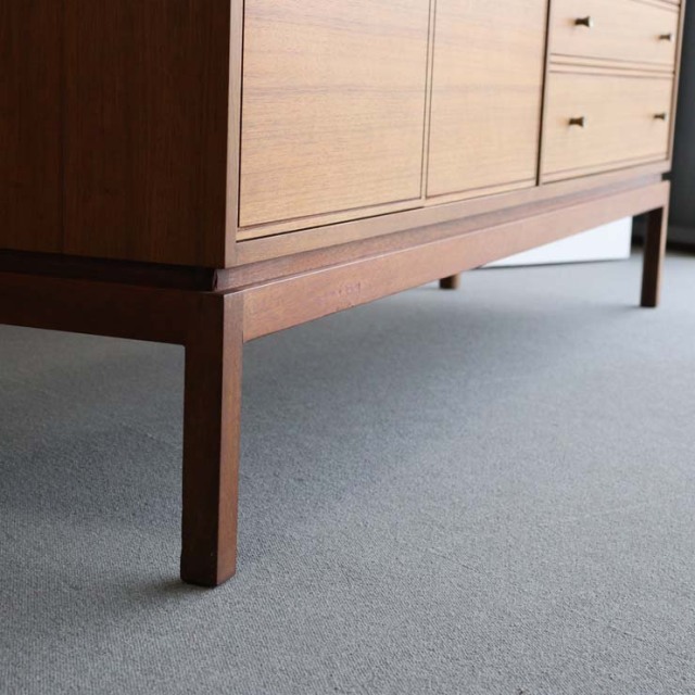 木製のヴィンテージサイドボード、左側は開き戸、右側は引出し4段、25079