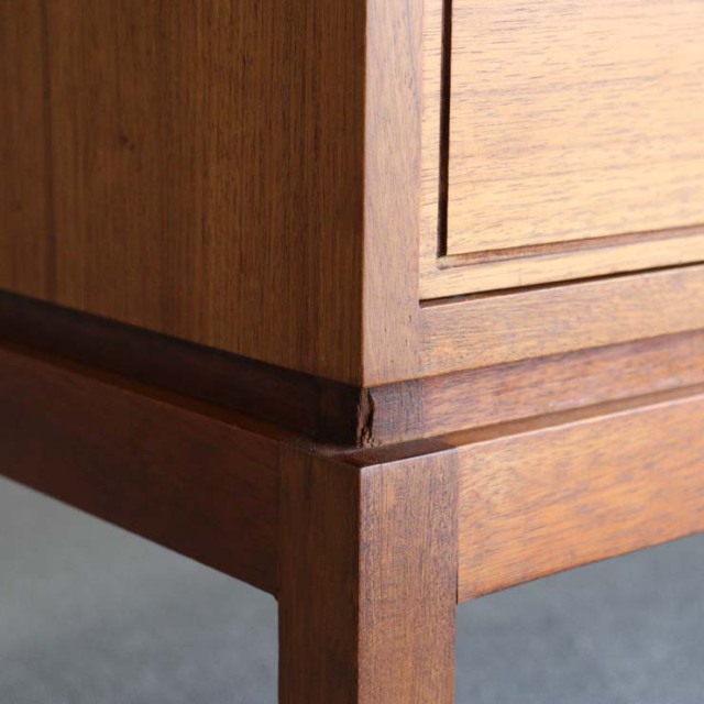 木製のヴィンテージサイドボード、左側は開き戸、右側は引出し4段、25079