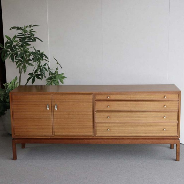 木製のヴィンテージサイドボード、左側は開き戸、右側は引出し4段、25079