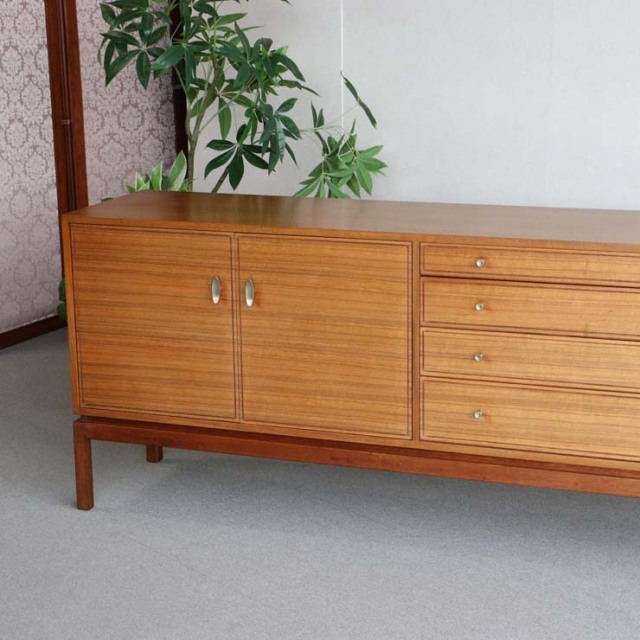 木製のヴィンテージサイドボード、左側は開き戸、右側は引出し4段、25079