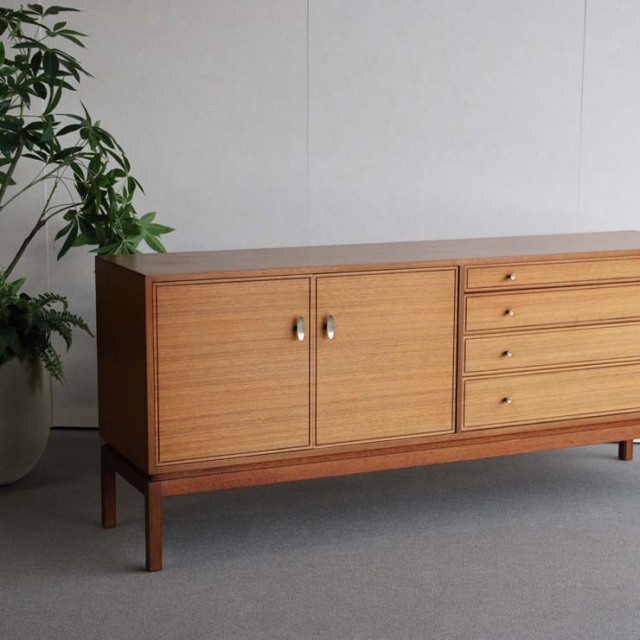 木製のヴィンテージサイドボード、左側は開き戸、右側は引出し4段、25079