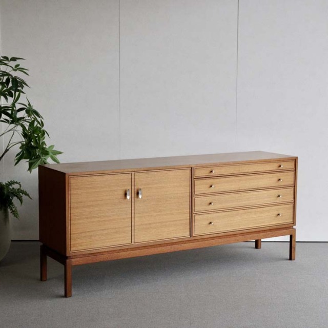 木製のヴィンテージサイドボード、左側は開き戸、右側は引出し4段、25079