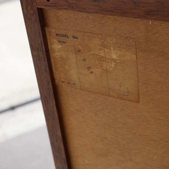 木製のヴィンテージサイドボード、左側は開き戸、右側は引出し4段、25079