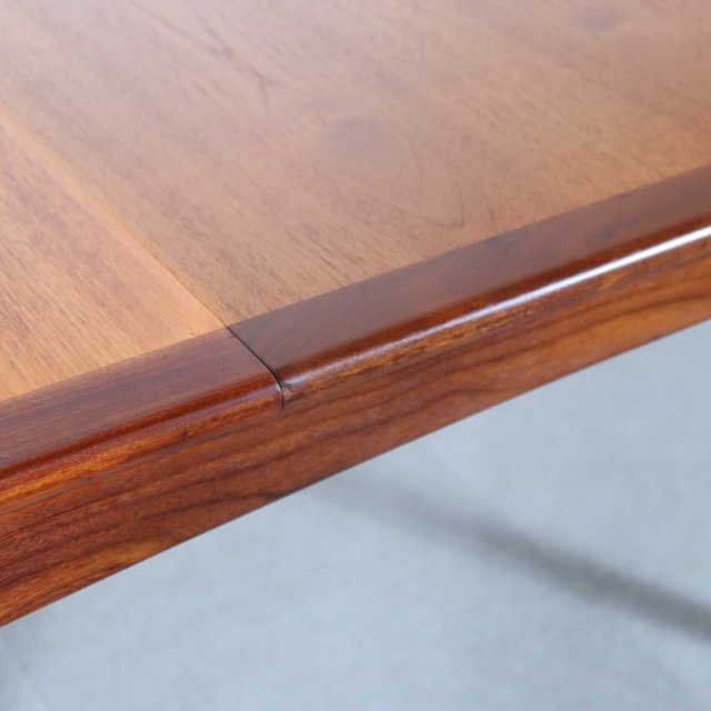 ジープランG-PLANのダイニングテーブル