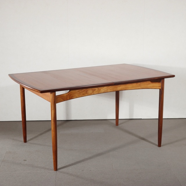 ジープランG-PLANのダイニングテーブル