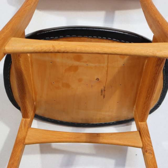ハンスウェグナーのダイニングチェア。洗練された印象のヴィンテージ家具。美しい木目が魅力。