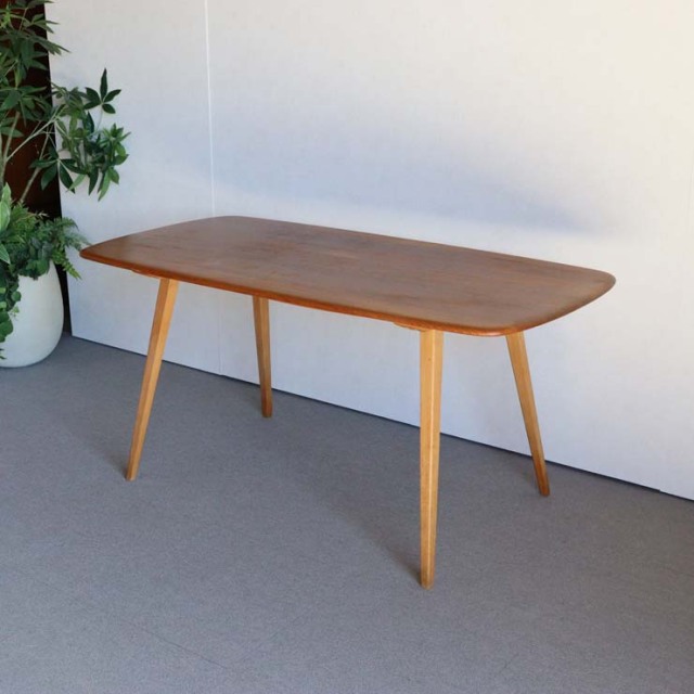 木製の長方形で角が丸くなったダイニングテーブル、25112