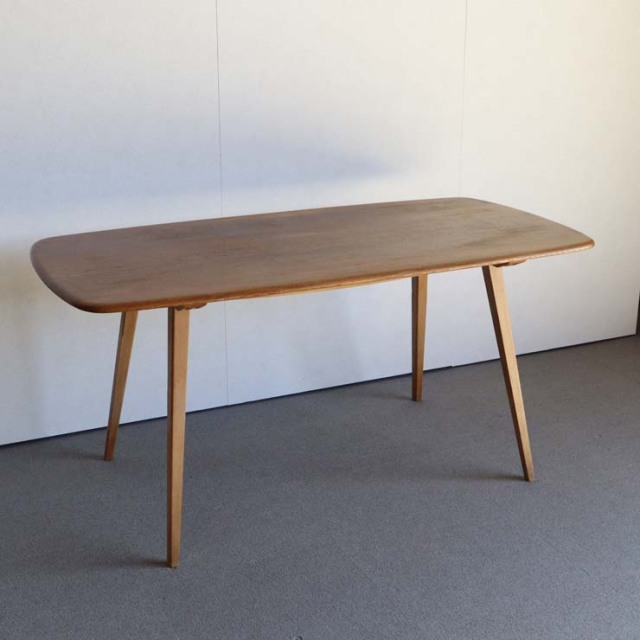 木製の長方形で角が丸くなったダイニングテーブル、25112