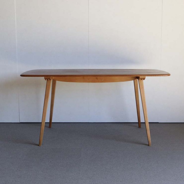 木製の長方形で角が丸くなったダイニングテーブル、25112