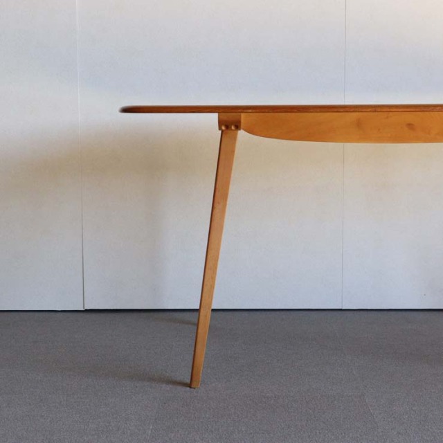 木製の長方形で角が丸くなったダイニングテーブル、25112