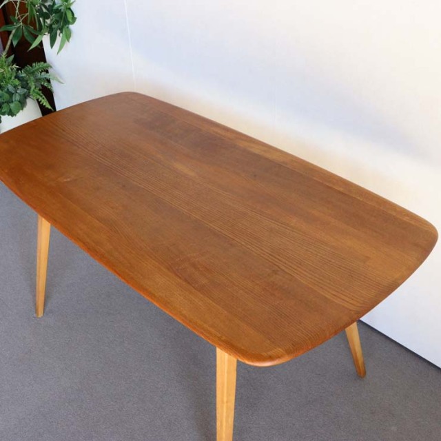 木製の長方形で角が丸くなったダイニングテーブル、25112