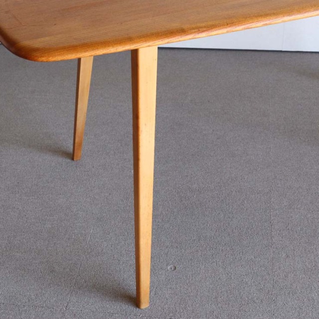 木製の長方形で角が丸くなったダイニングテーブル、25112