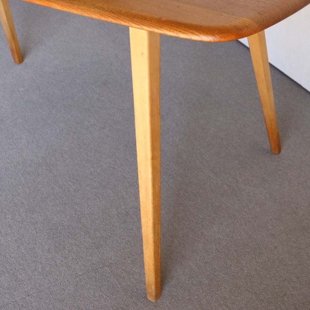 木製の長方形で角が丸くなったダイニングテーブル、25112