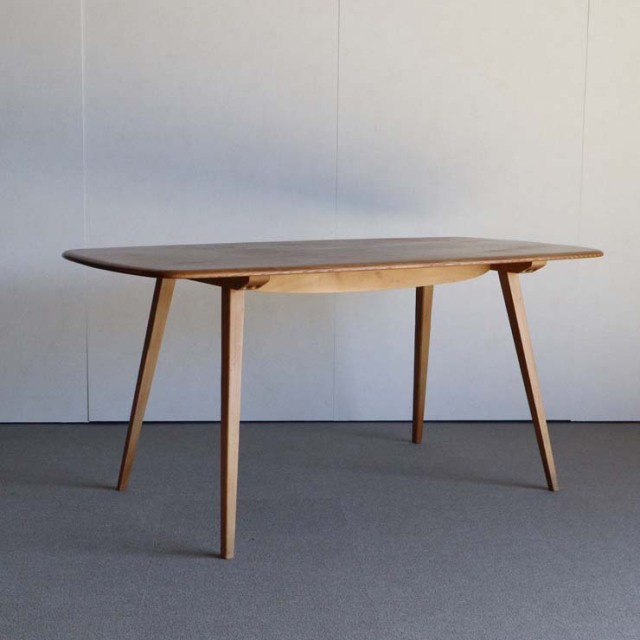 木製の長方形で角が丸くなったダイニングテーブル、25112