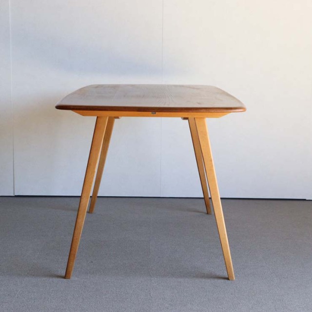 木製の長方形で角が丸くなったダイニングテーブル、25112