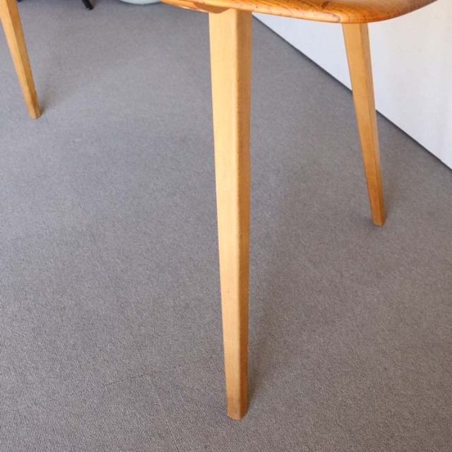 木製の長方形で角が丸くなったダイニングテーブル、25112