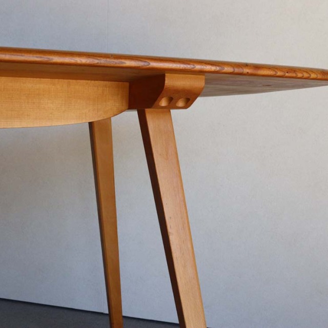 木製の長方形で角が丸くなったダイニングテーブル、25112