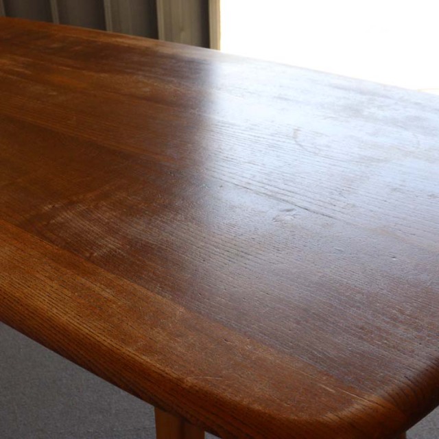 木製の長方形で角が丸くなったダイニングテーブル、25112