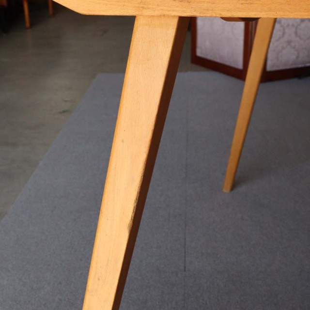 木製の長方形で角が丸くなったダイニングテーブル、25112