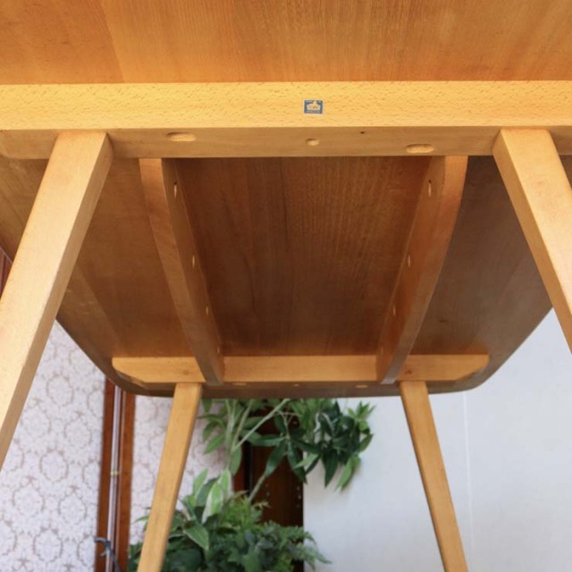 木製の長方形で角が丸くなったダイニングテーブル、25112