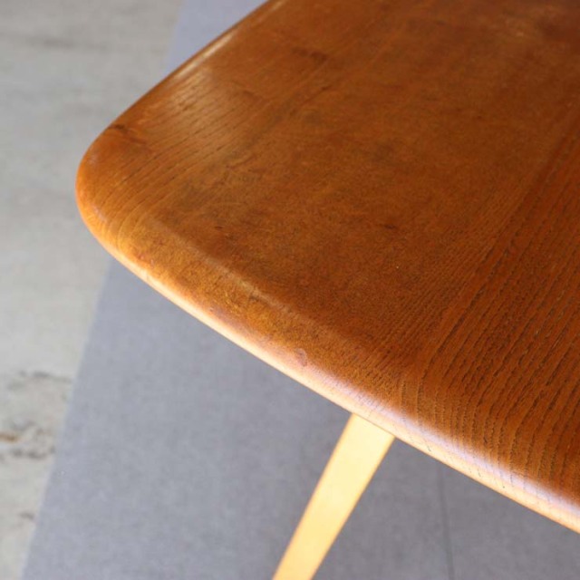 木製の長方形で角が丸くなったダイニングテーブル、25112