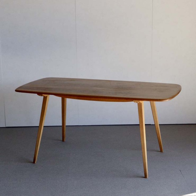 木製の長方形で角が丸くなったダイニングテーブル、25112