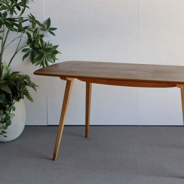 木製の長方形で角が丸くなったダイニングテーブル、25112