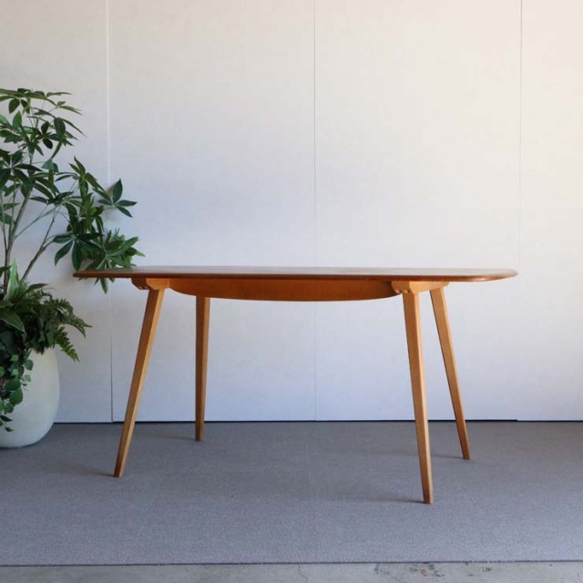 木製の長方形で角が丸くなったダイニングテーブル、25112