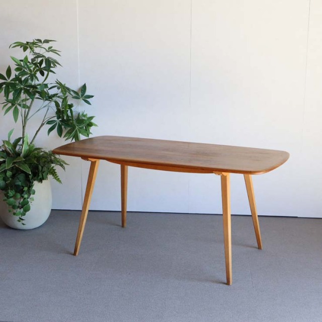 木製の長方形で角が丸くなったダイニングテーブル、25112