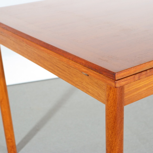 デンマーク製ダイニングテーブル。チーク材の上質な艶が空間に溶け込む北欧ヴィンテージ。静かな美しさを纏う。