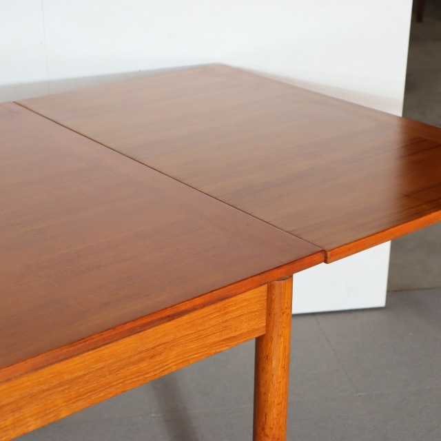 デンマーク製ダイニングテーブル。チーク材の上質な艶が空間に溶け込む北欧ヴィンテージ。静かな美しさを纏う。
