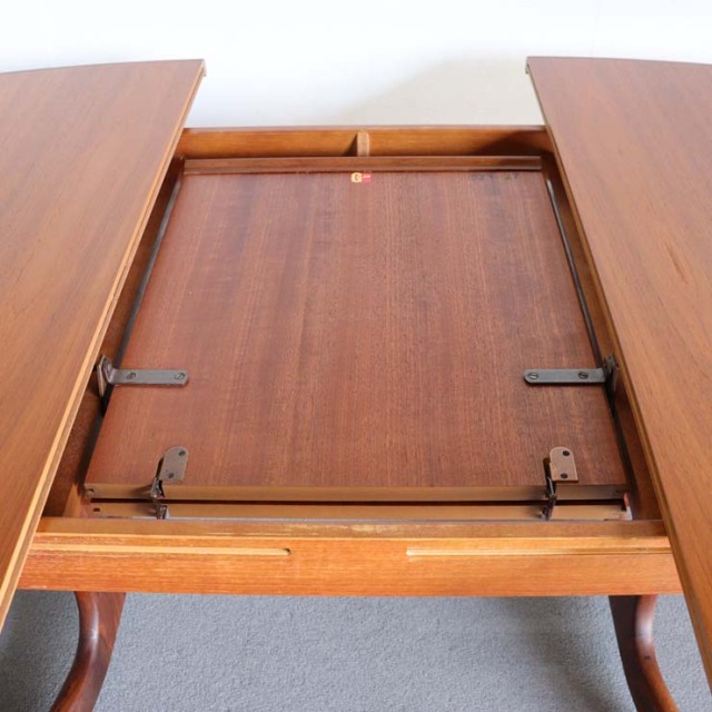 楕円形で真ん中が拡張する木製ダイニングテーブル、25172