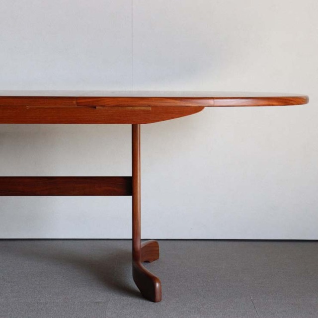 楕円形で真ん中が拡張する木製ダイニングテーブル、25172